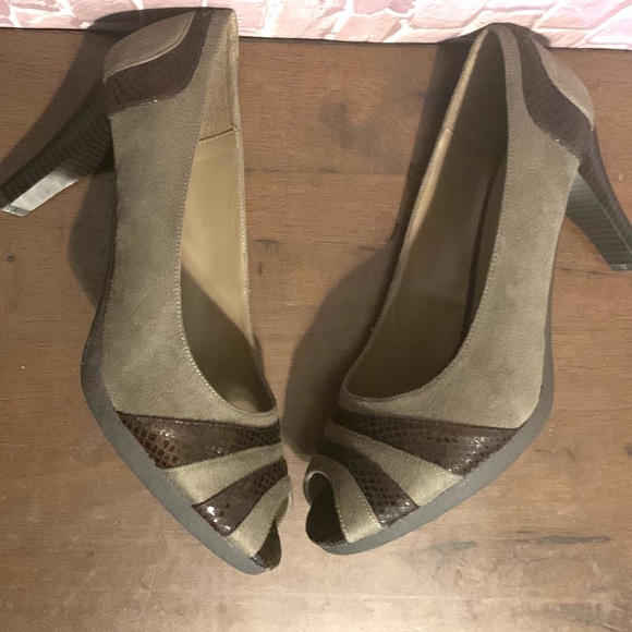 🔴Taupe Faux Suede Open Toe Pumps - Picture 3 of 9